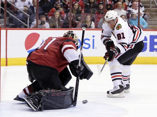 Marian Hossa (RW) scores his 19th goal of the year against goalie Mike Smith. The Hawks defeated the Coyotes 4-3 after a three-game losing streak.