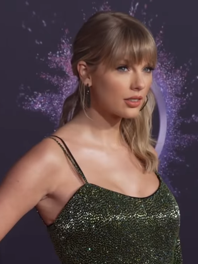 Taylor+Swift+is+pictured+at+the+2019+American+Music+Awards.+She+dropped+a+new+album%2C+evermore%2C+on+Dec.+11%2C+2020.+